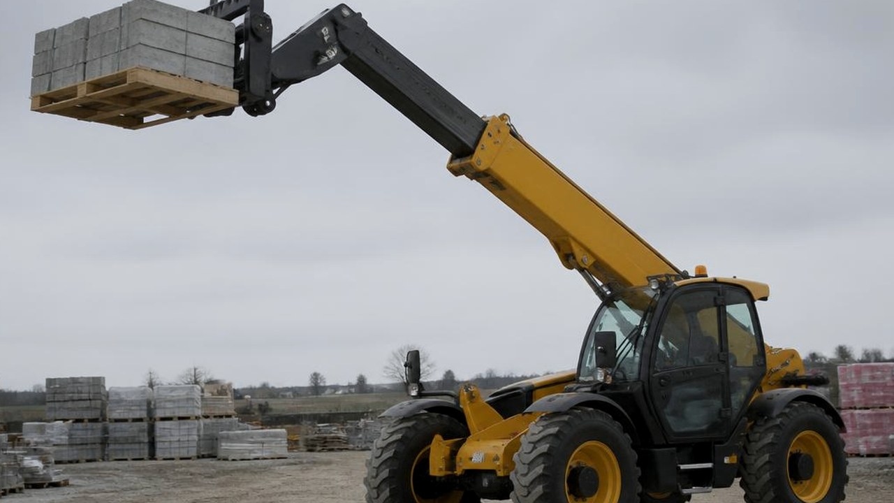 Teleskoplader mit ausgefahrenem Teleskoparm hebt eine Palette auf einem Materiallagerplatz